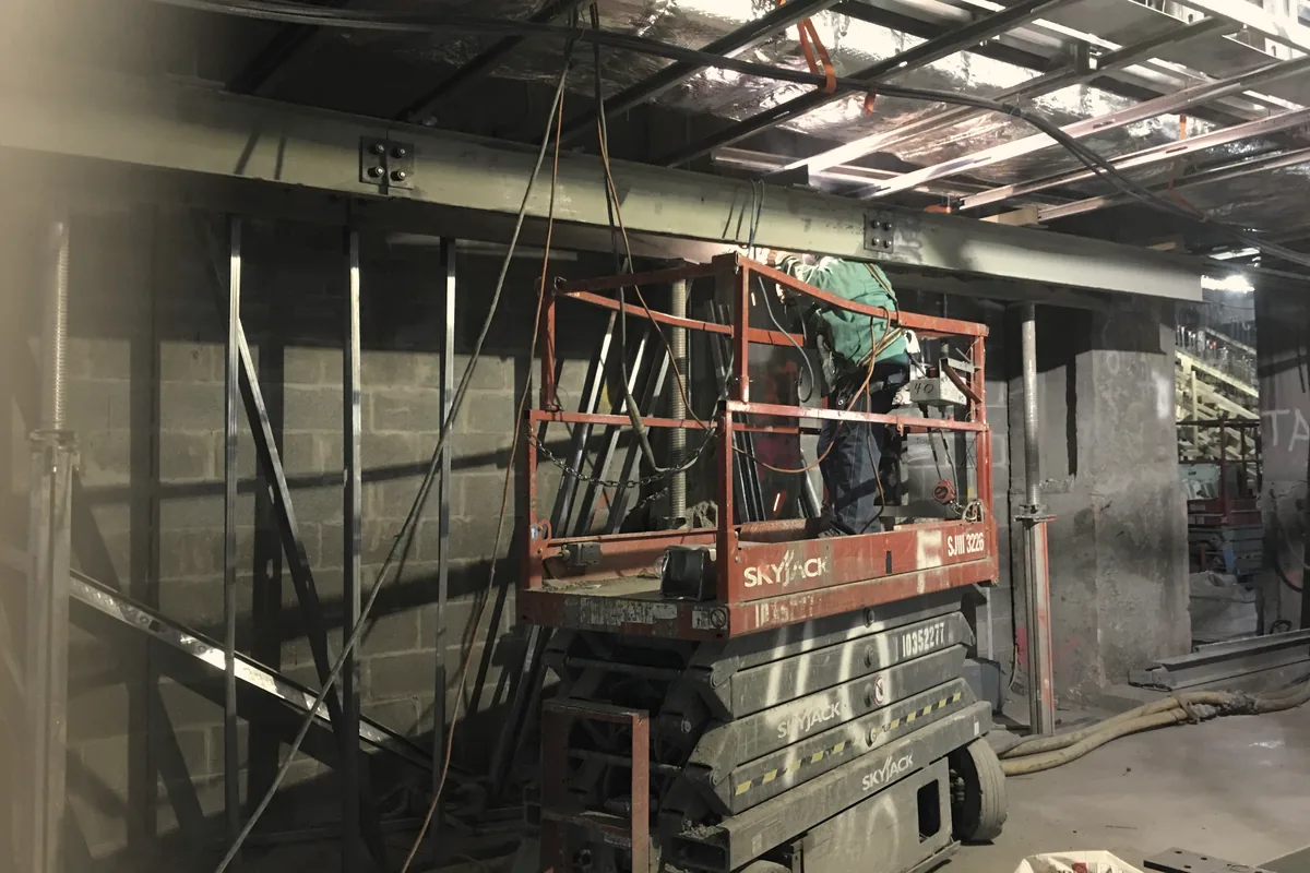 Trabajo de montaje estructural en terreno con plataforma elevadora